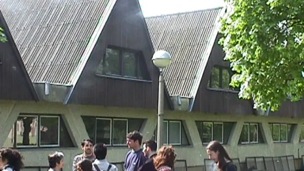 Roma Tábor '99 – Közoktatás és Közösség. A korábbi évek hagyományaihoz híven idén is megrendezésre került a roma középiskolás tábor. A Soros Tábor '99 program a Soros Alapítvány Patronáló tanár-diák pályázatán részt vevő 168 roma fiatal számára biztosított felejthetetlen élményeket és tartalmas kikapcsolódási lehetőséget.