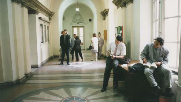Új felsőoktatási program. Az 1996/97-es tanévre az Alapítvány ismét felsőoktatási pályázatot hirdetett, amelyre legfeljebb hároméves oktatási programokkal lehetett jelentkezni. A pályázat célja elsősorban az innovatív oktatási tevékenységek és korszerű pedagógiai módszerek meghonosításának támogatása volt. Az egyik sikeres pályázó az Államigazgatási Főiskola lett.