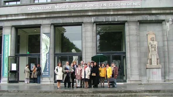 EU Tanulmányút Brüsszelben. Egy múzeum előtt. Arnold István; Benedek Miklós; Jombach Márta; Rácz Erzsébet; Susanits Mariann; Szilvási Károly; Szőke Katalin.